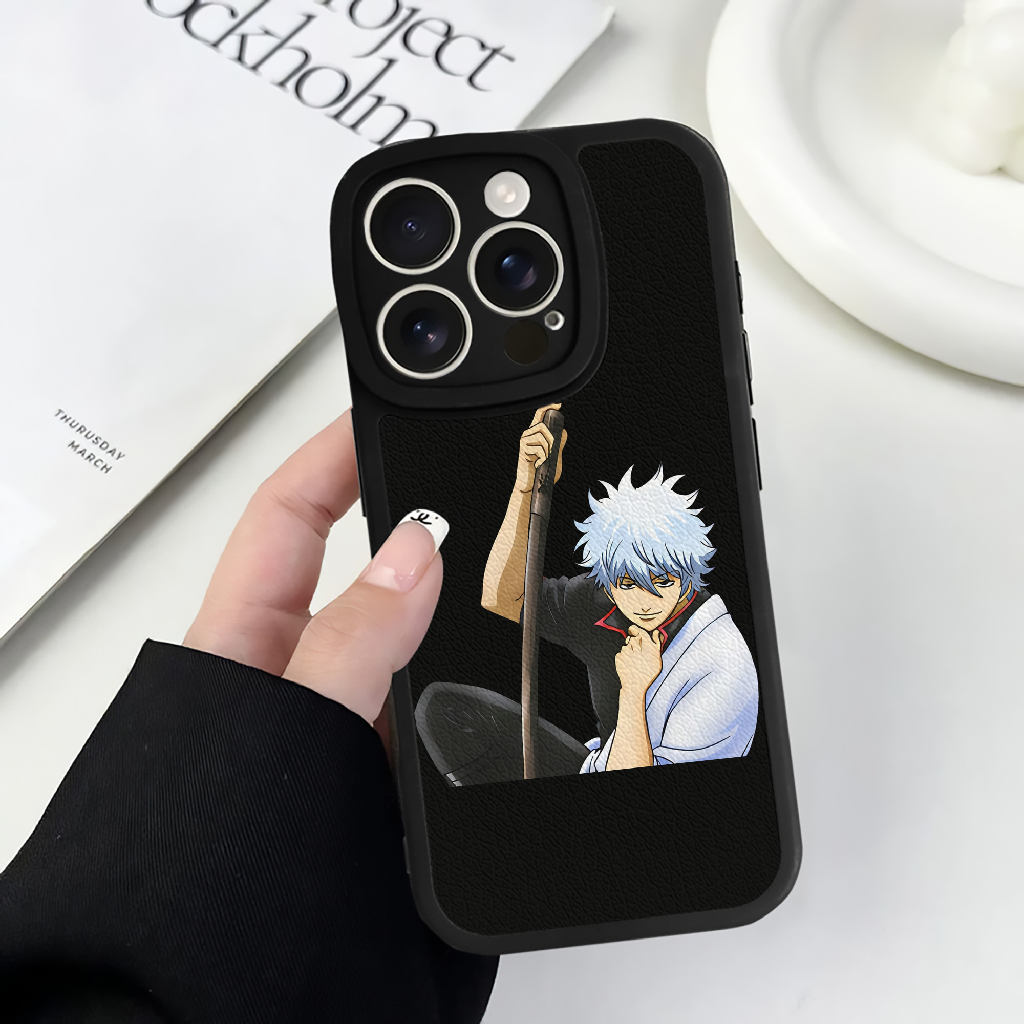 （画像用） ぎんたま 坂田銀時（さかたぎんとき） 神楽 志村新八（しむら しんぱち） GINTAMA Sakata Gintoki Kagura Shimura Shinpachi 【iPhone 16シリーズ対応】シリコンスマホケース（レザー調） 材質：シリコン